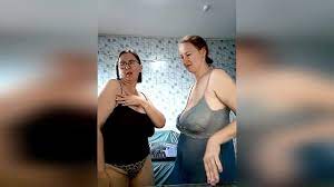 Две зрелки показали прелести [Webcam порно]