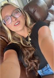 Abbey Saunders's Instagram, Twitter & Facebook