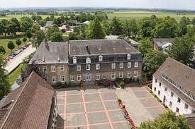Sehenswürdigkeiten in bad sassendorf entlang der route sind das erlebnismuseum westfälische salzwelten als eingangstor zur route, der alte hellweg (handelsweg), die mühle in lohne, das naturschutzgebiet woeste, das landwirtschaftszentrum haus düsse, das naturschutzgebiet rosenau, der kurpark bad sassendorf mit dem neuen gradierwerk und haus sassendorf sowie die hellwegbörde zwischen bad sassendorf, dem haarstrang und möhnesee. Anfahrt Haus Dusse Haus Dusse Landwirtschaftskammer Nrw