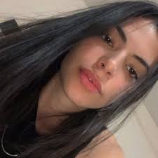 Alejandra Bernal 🦦🚬 (@ale_brnlb)