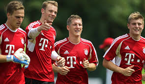 Hier twittere ich themen zum fc bayern, der nationalmannschaft und vieles mehr rund um den fußball. Manuel Neuer Fugt Sich Beim Fc Bayern Perfekt Ein