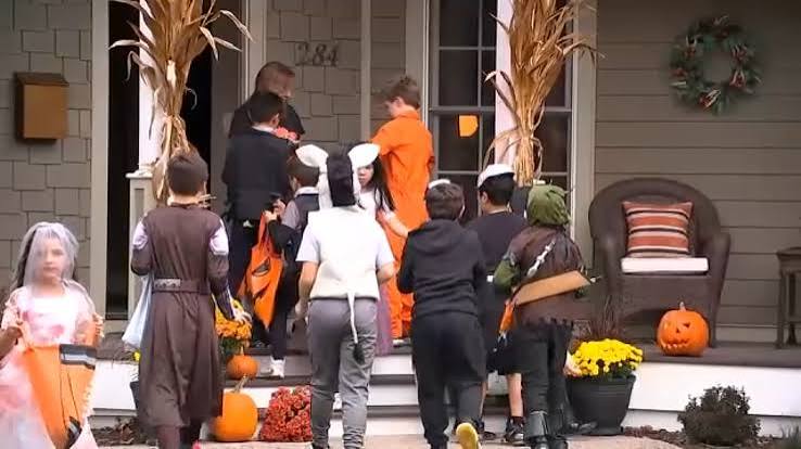Americans think kids should stop trick-or-treating at 13.5 years old,  according to a new poll - ABC7 New York
