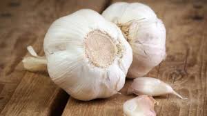 Rutin mengonsumsi bawang putih bisa melindungi kita dari penyakit beberapa studi menyebutkan, panas akan membuat alliinase menjadi tidak aktif atau mengurangi khasiat sehat dari enzim ini. Langsung Terasa Ini Dia Manfaat Bawang Putih Panggang Bagi Kesehatan