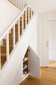 Den Raum Unter Der Treppe Sinnvoll Nutzen Beispiele Mit Grundriss Und Weitere Ideen Treppe Einbauschrank Treppe Schrank Unter Treppe