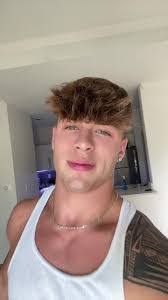 Julian Queen's Instagram, Twitter & Facebook