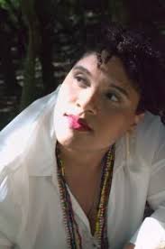 Natália Santos canta o repertório de Lecy Brandão, no teatro Sinduscon-RS. 