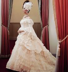 ザ タカラヅカ ウエディング 創業80年をほこる老舗ホテル 宝塚ホテル クラシックな本館はロケーション最高です マリーアントワネットのようなウェディングドレスでの撮影 個性的なウエディングドレス です 前撮り 宝塚ウエディング victorian dress