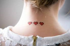 1001 Ideas Sobre Tatuajes En La Nuca Para Mujeres Algunos tatuajes en el cuello y la nuca pueden envolver esta zona del cuerpo con el mismo diseño, algunos tribales son ideales, la perspectiva que tienen este tipo de diseños son altamente asombrosas y llenas de elegancia, en especial cuando son basados en negros. ideas sobre tatuajes en la nuca para