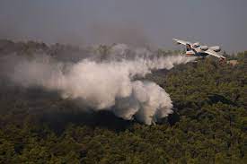 Τα αεροσκάφη beriev και ilyushin επιχειρούν στη μεγάλη φωτιά στα βίλια. Lp71i1iueogqkm