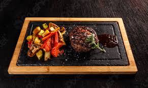 Aquí te muestro las costillas de rib eye prácticamente listas y en su punto. Bistec Ribeye Con Verduras A La Parrilla Foto De Stock Crushpixel