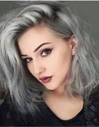 Cette coloration permanente couvre 100% des cheveux blancs pour une tenue longue durée. Tendance Couleur Les Cheveux Gris Cheveux Style De Cheveux Coiffure