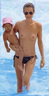 Toutes les photos de Laeticia Hallyday nue et seins nus - Whassup