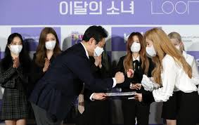 Watch out new singel and remixes of loona's bailando 2018. Girl Group Loona Named This Year S Envoy For Korean Culture Korea Net The Official Website Of The Republic Of Korea