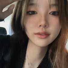 Ellen Hsu's Instagram, Twitter & Facebook