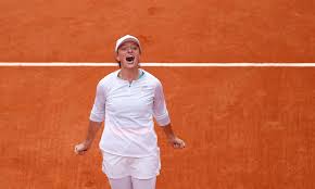 Watch the interview of iga swiatek. World Number 54 Iga Swiatek Stuns Fourth Seed Sofia Kenin To Win French Open Final Daily Mail Online