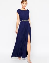 Questa stagione i coordinati cool, le tute da red carpet e gli abiti da cerimonia sono sul menu delle occasioni speciali. Abiti Asos Eleganti E9d819