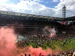 Fc köln gegen holstein kiel: Platzsturm Im Rheinenergie Stadion Nach Dem 5 Platz Fur Den 1 Fc Koln Creative Commons Bilder