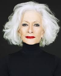 Femme de 60 ans bien coiffée avec des cheveux blancs. Coiffure Cheveux Gris 40 Exemples Pour De Belles Coiffures Cheveux Gris