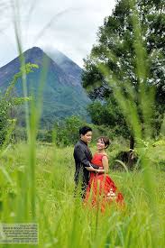 Pilihan tema internasional wedding sangat cocok dengan kemegahan bebatuan di sisi gunung ini. Foto Prewedding Outdoor Unik Lihat 7 Foto Prewed Di Gunung Merapi Jogja Ini Fotografi Pengantin Foto Perkawinan Foto Pengantin