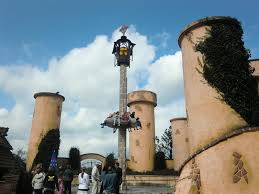 Jest to mniejszy brat scream (krzyk), zbudowany w 2008 roku i ma 10 miejsc zasada działania ta sama jedziemy windą na górę na wysokość 12. Smitty S Nbn Tour Tag 3 Heide Park Coasterfriends Club Travel Community