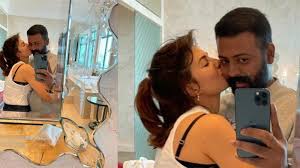 Jacqueline Fernandez kisses conman Sukesh Chandrashekhar in viral mirror  selfie