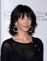 10 Coiffures Qui Rajeunissent De 10 Ans V 2019 G Coiffure Coiffure Coupe Cheveux Mi Long Degrade Frange I Coiffures Cheveux Courts