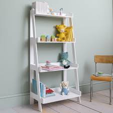 Its name represents its main feature: Hansel Free Standing 4 Tier Ladder Shelf Noa Nani