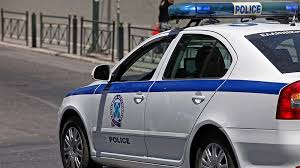 Ο δημητρης αποκαλυπτει στην αθηνα οτι αυτη που εκανε την παραγγελια στην καβα και ειναι υπευθυνη για τη δολοφονια του αντρεα ειναι η δαφνη. Fwjxse Qfqxwnm
