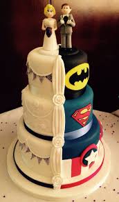 Half And Half Super Hero Wedding Cake Bolos De Casamento Divertidos Casamento Engracado Bolo De Casamento