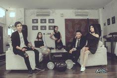 Erhalten sie die neuesten angebote fur fotos online. 30 Ide Konsep Buku Tahunan Sekolah Buku Sekolah Pose