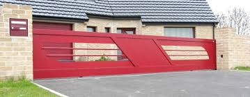 Un système d'ouverture centrale innovant avec 2 vantaux coulissants en alu de chaque côté des poteaux. Les Portails Alu De Grandes Dimensions La Maitrise Technique Tschoeppe