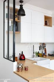 Un Appartement De Couple Renove Avec Brio Mon Concept Habitation Cote Maison Cuisine Appartement Cuisine Blanche Et Bois Agencement Cuisine