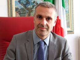 Vengono messe per riprendere persone in posizioni intime e con fini sessuali, senza il loro. Bergamo Telecamera Nascosta Nel Bagno Delle Maestre Sindaco Indagato