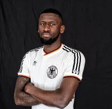 Worried chelsea defender rudiger rushed across to check on the man's welfare, attempting to help him as he sheepishly took to his feet while looking as if he had miraculously escaped a severe outcome. Antonio Rudiger Wir Durfen In Deutschland Nicht Alles Kaputtreden Welt