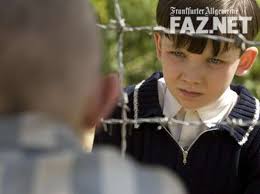 Der sohn eines uhrmachers aus krakau erzählt vom leben seine werke wurden in mehr als fünfzig sprachen übersetzt und erhielten zahlreiche preise. Video Filmkritik Auschwitz Als Fiktion Der Junge Im Gestreiften Pyjama Video Filmkritiken Faz