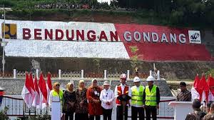 Di sana, jokowi menggunakan rompi pekerja dengan bagian kanan bertuliskan nama jokowi di bagian kiri gambar bendera merah putih. Presiden Jokowi Resmikan Bendungan Gondang Di Kabupaten Karanganyar Tribunnews Com Mobile