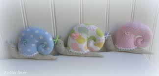 Petites Nouveautees Pour Bebes 3 P Tites Fleurs Trousse Maquillage Hochet Petit Escargot