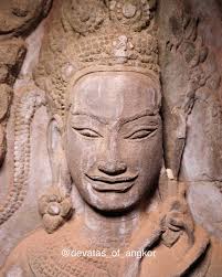 A lovely devata from the Bayon temple at Angkor Thom 😍 • This is another  one of those devata which most people walk straight past without even  realizing that she is there…