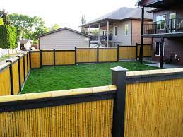 10 desain pagar bambu yang membuatmu merasa ada di china pagar unik dari bambu, rumah bambu minimalis ini akan menambah sejuk dan juga akan terlihat asri apalagi disekeliling hunian ini dilengkapi dengan tanaman yang cantik dan indah seperti tanaman bunga bunga dan batu batu alam. Desain Pagar Bambu Rumah Cek Bahan Bangunan