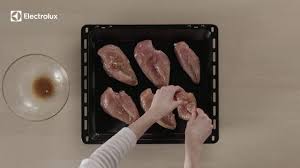 1 bagian dada ayam, slice, 1 ruas jahe, geprek dan iris tipis, 1 siung bawang putih halus, 2 siung bawang putih cincang, 1/2 siung bawang bombay, 10 buah kapri, 1 sdm saos tiram, 1 sdm minyak untuk menumis, 1 sdt sesame oil, secukupnya garam, lada. Cara Memanggang Dada Ayam Paling Lezat Youtube