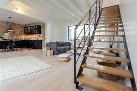 On l'aime chic et sobre, entre matières brutes et matières nobles. Piece A Vivre Avec Cuisine Industrielle Et Grand Escalier Moderne