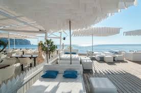 This is a list of the 135 municipalities in the province of castelló (castellón in castillian spanish) in the valencian country, spain, with their populations and the comercas (comerques) in which they are situated. Los 17 Restaurantes Mas Cool De La Playa De Levante Para Tu Escapada De Septiembre