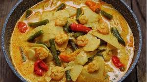 Bahan kacang panjang dan tempe bikin kandungan proteinnya tetap terjaga. Coba Resep Olahan Rebung Gulai Udang Kuahnya Mengoda