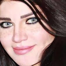 فاجأت الإعلامية ياسمين الخطيب، جمهورها بالاحتفال بخطوبتها، حيث نشرت صورة لها وهي تمسك بيد خطيبها، دون أن تكشف عن وجهه، وكانت ترتدي خاتم الخطوبة. Yasmin El Khatib Yasmin Khateeb Twitter