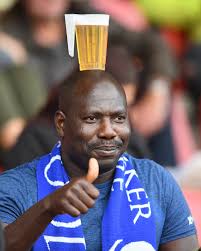 The latest tweets from schalke fans australia (@schalkefansoz). Fc Schalke Fan Tragt Schon Wieder Bier Auf Seinem Kopf Wird Gefeiert Watson