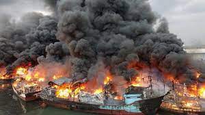 Dalam kebakaran itu sebuah kapal tongkang terbakar hebat. Begini Kronologi Kebakaran Dahsyat Hanguskan 15 Kapal Nelayan Di Pelabuhan Muara Baru Warta Kota