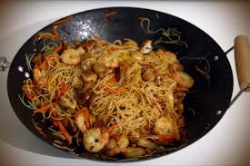 Se taie vinetele rondele, se presară cu sare şi se lasă 10 minute, apoi se şterg. Paste De Orez Cu Creveti Si Legume Mazilique