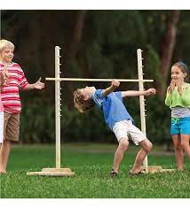 Relájate y pasa por debajo del limbo sin tocarlo. Limbo Outdoor Game Outdoor Games Picnic Games Field Day Games