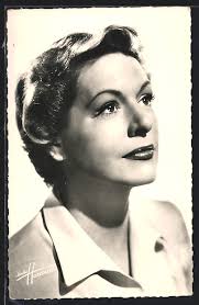 AK Schauspielerin Madeleine Robinson mit ernsten Blick nach oben schauend