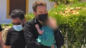 Εξελίξεις υπάρχουν στην υπόθεση της δολοφονίας της 20χρονης καρολάιν μέσα στο σπίτι της στα γλυκά νερά, με τις αρχές να έχουν στα χέρια τους νέα στοιχεία. Glyka Nera Sygklonizei O Syzygos Ths Karolain Pws Thlefwnhsa Me Th Myth Me Demena Xeria Kai Matia